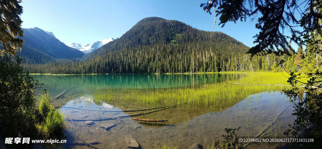 山间秀丽湖泊美景