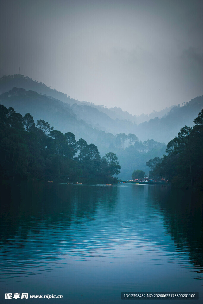 雾霭山林中的静谧湖水