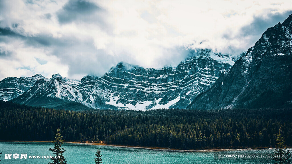 壮丽雪山下的碧绿湖泊