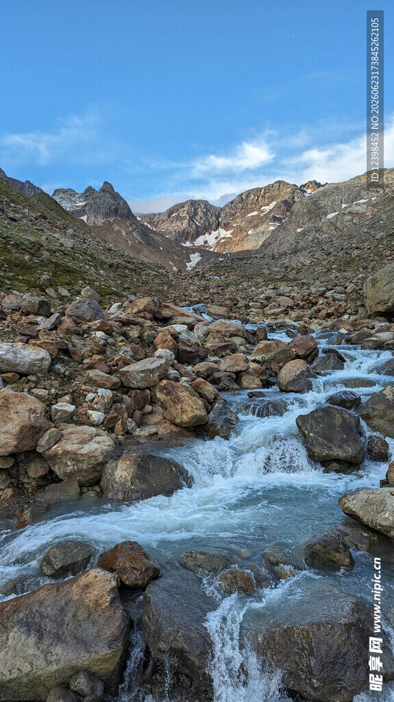 山间溪流潺潺