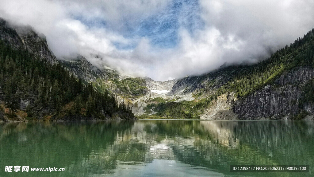 山间碧绿湖水与云雾美景