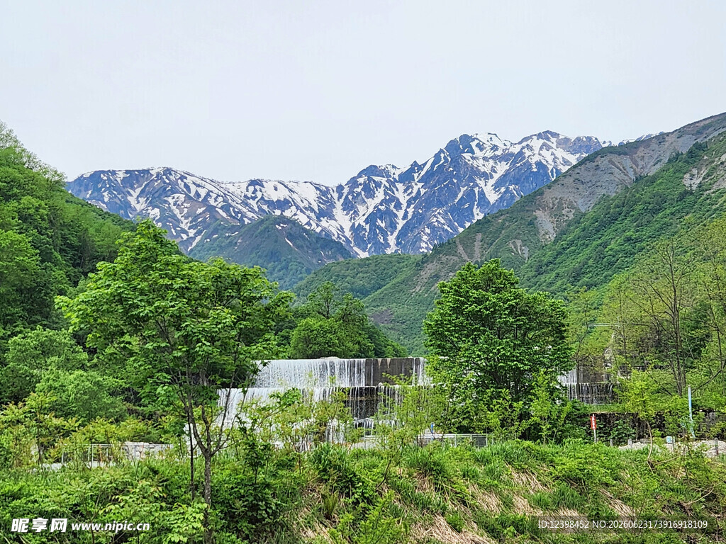 山间绿野与远处雪山