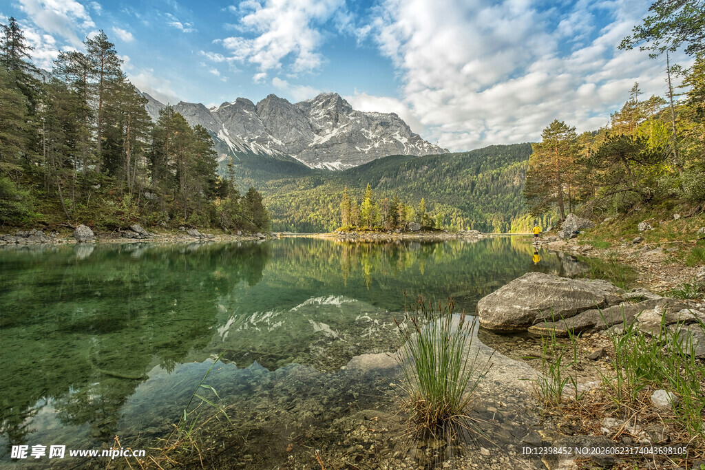 山间碧湖美景
