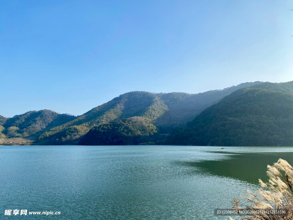宁静山水湖景风光图