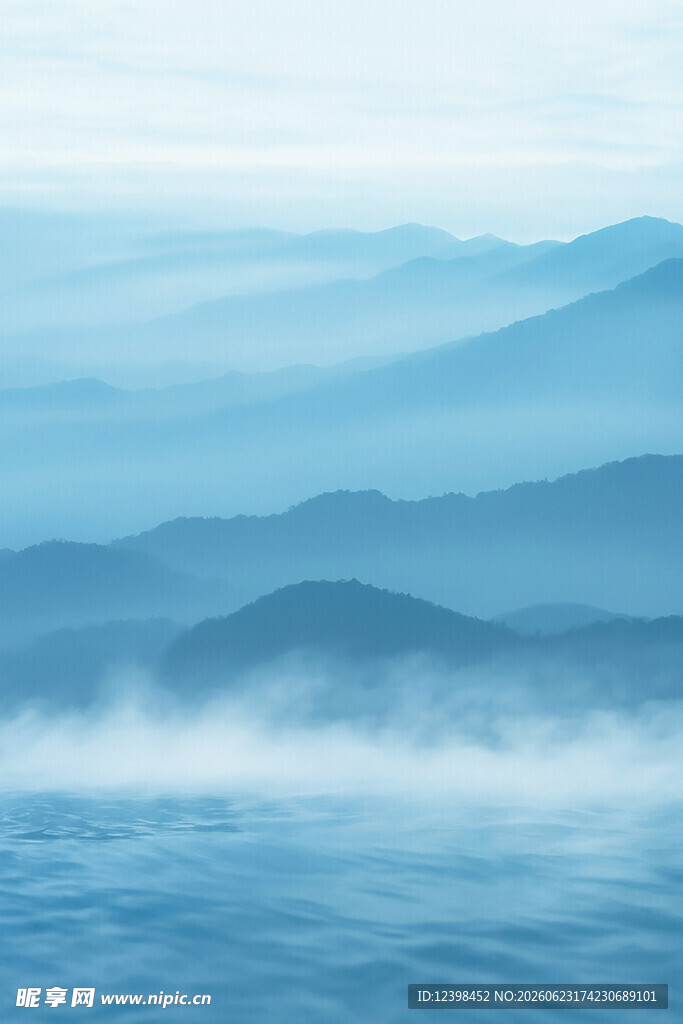 云雾缭绕的蓝色山峦美景