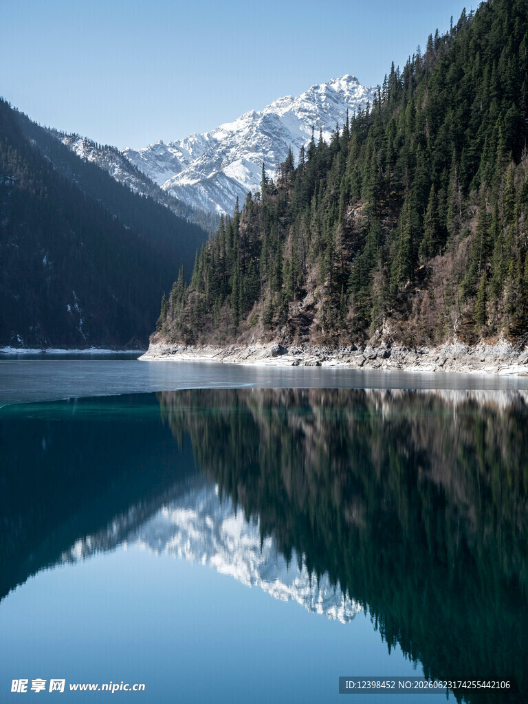 雪山下的静谧碧绿湖面