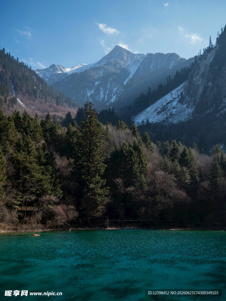 雪山下的碧绿清澈湖泊