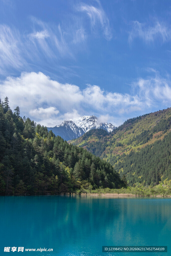 高山蓝湖美景