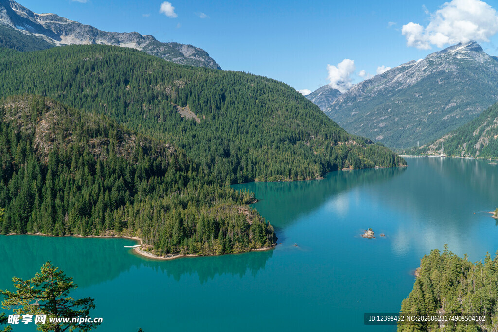 秀丽湖景与葱郁山林风光