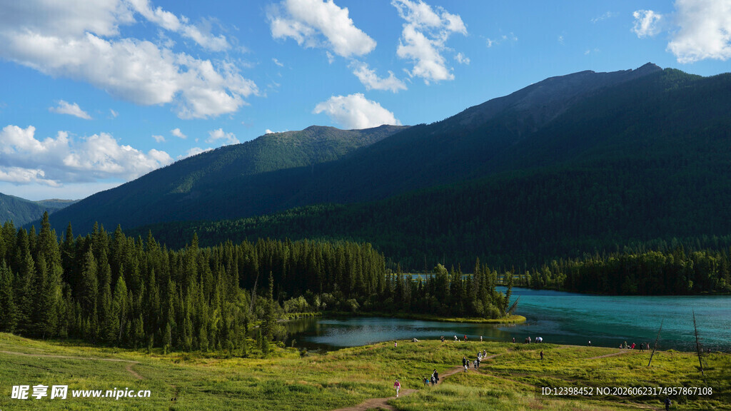 山间湖泊美景