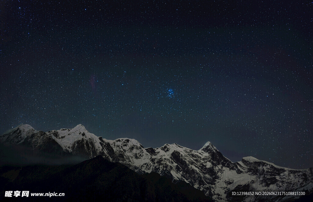 夜空下的雪山美景