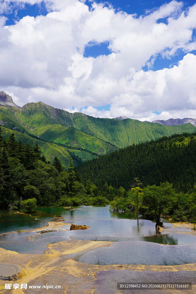 青山绿水间的静谧湖泊