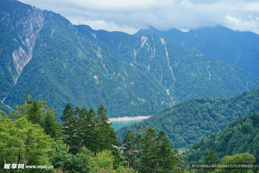 青山翠谷间的壮美山景