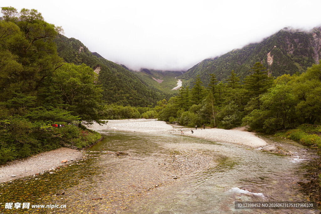 山间溪流