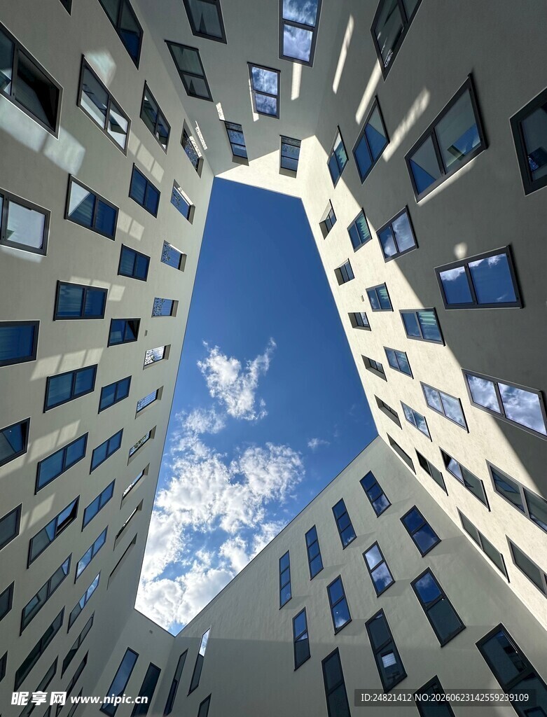 仰望独特建筑中的天空