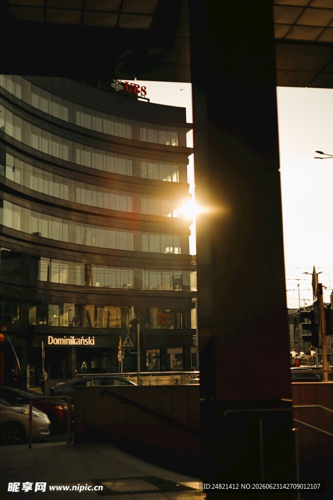 夕阳下的城市建筑景观