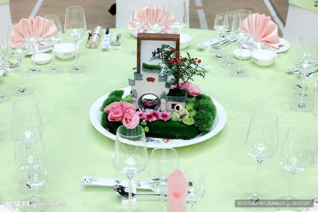 精致婚礼餐桌花卉装饰