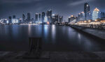 城市夜景水面映耀璀璨灯火