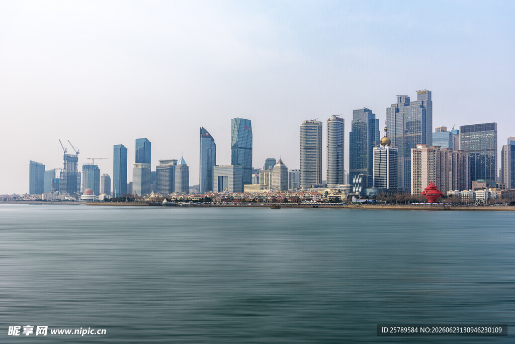 海滨城市天际线景观