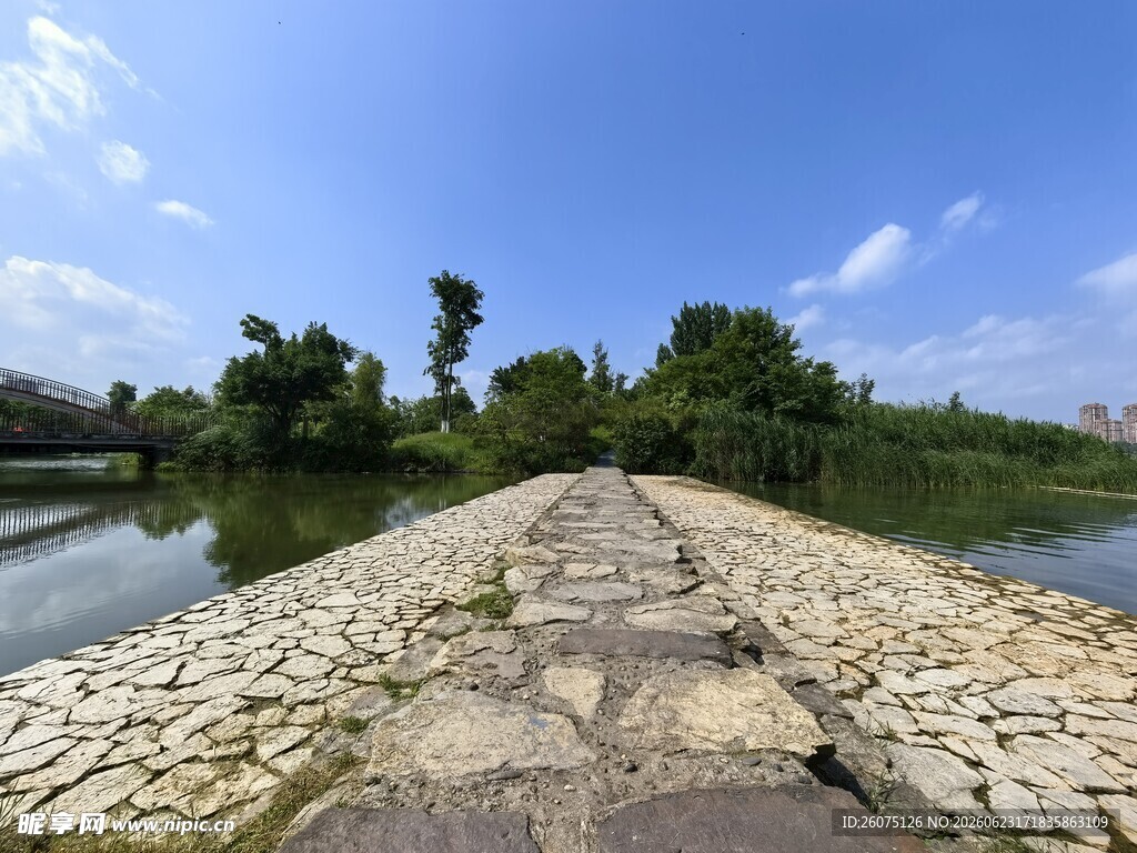 古石桥横跨宁静水域