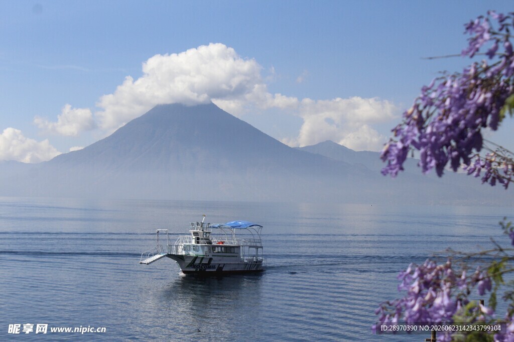 湖畔船只与远山美景