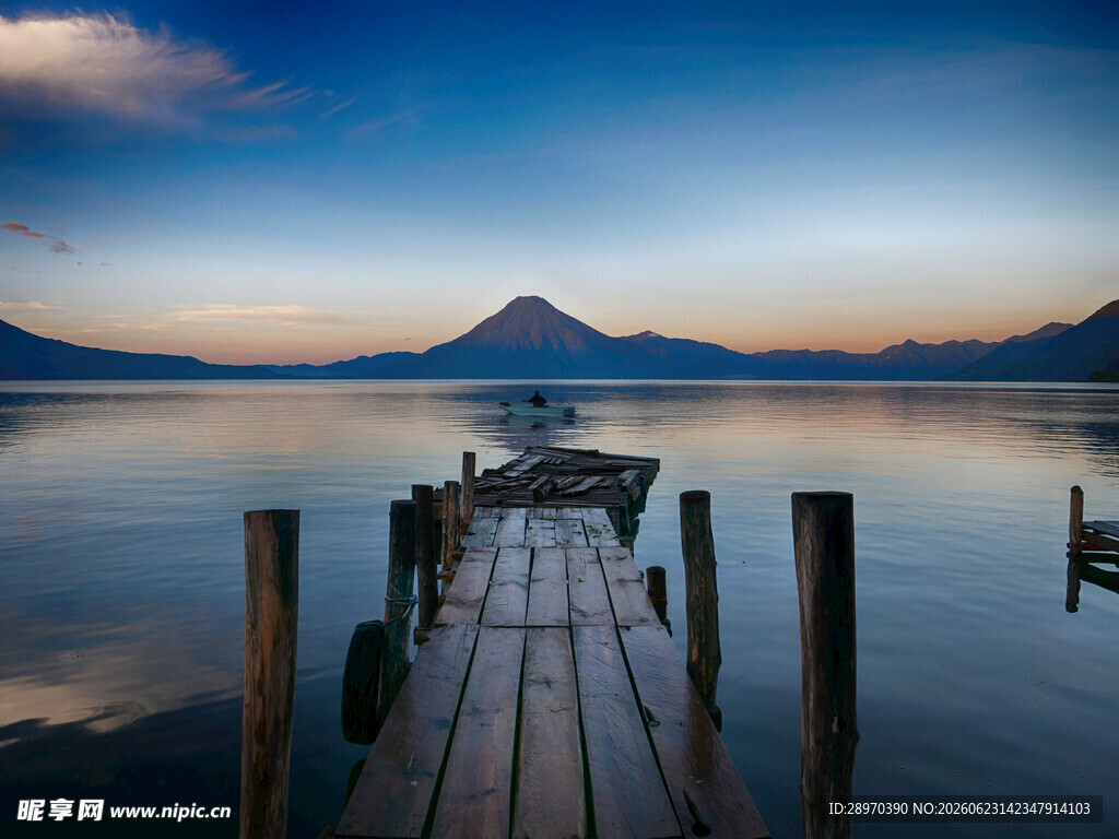 宁静湖畔木栈桥的黄昏美景