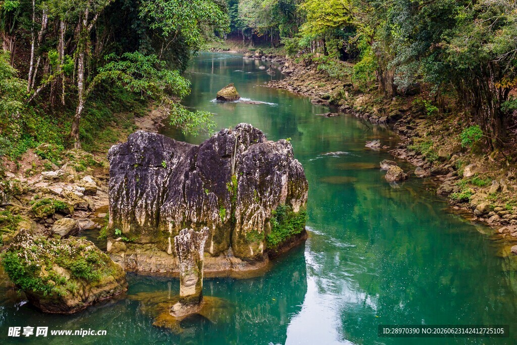 山间碧溪自然清幽之景