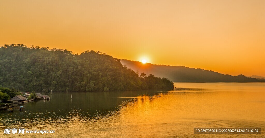 夕阳下的宁静湖景