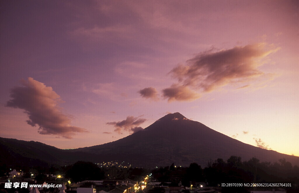 黄昏下的富士山美景