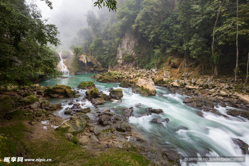 山间溪流自然清新之景