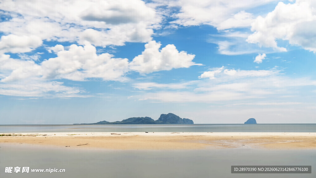 海边辽阔美景远山映蓝天