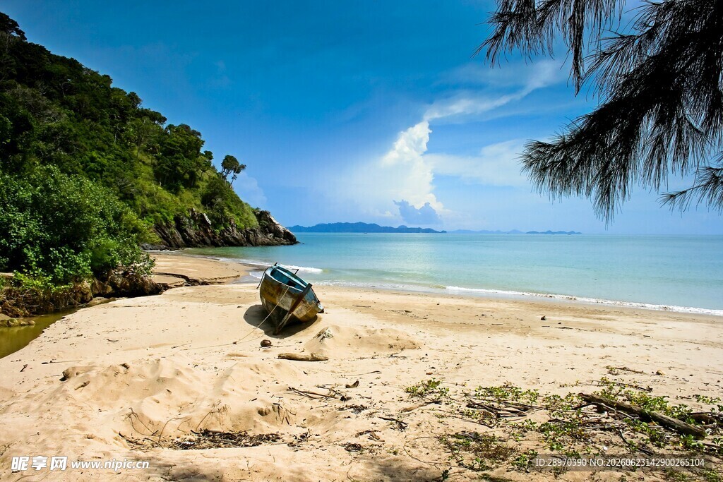 美丽海滩上的小船与风景