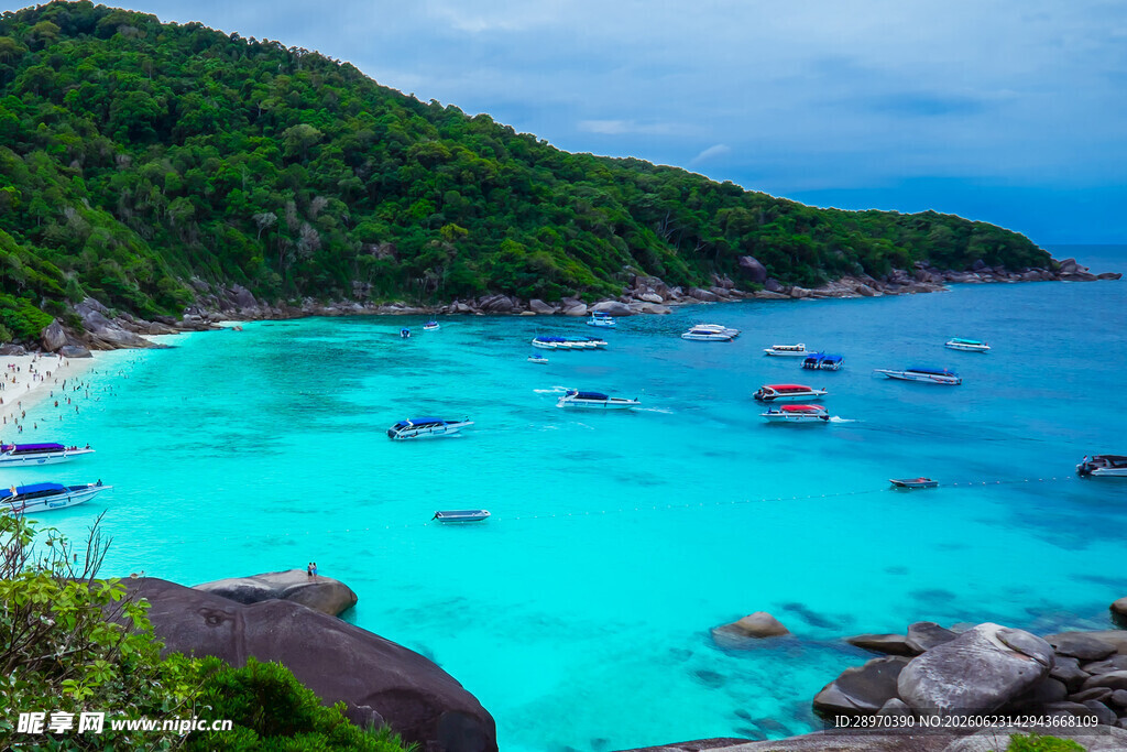 美丽海岛蓝绿色海域风光
