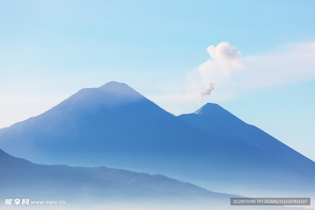 壮丽远山云端缥缈之景