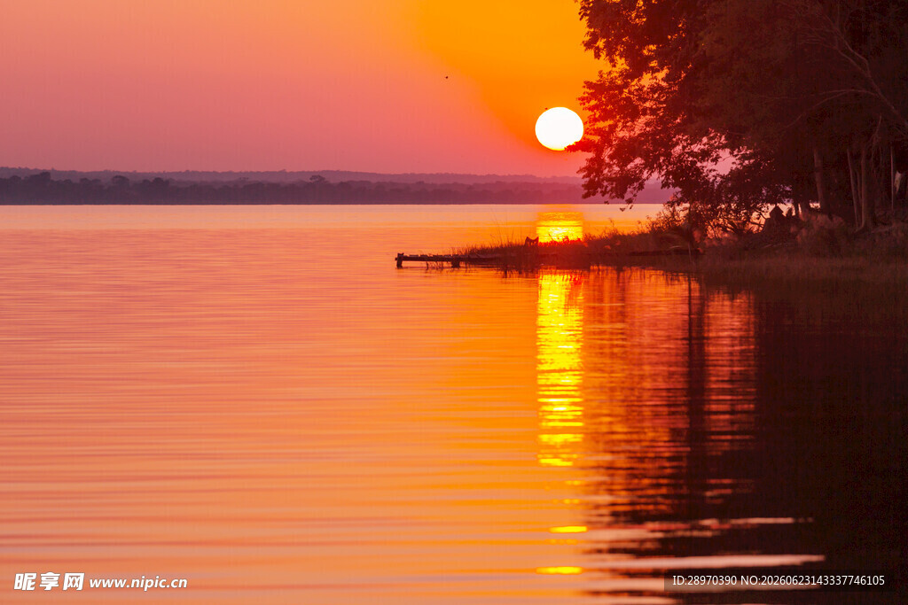 湖畔夕阳美景