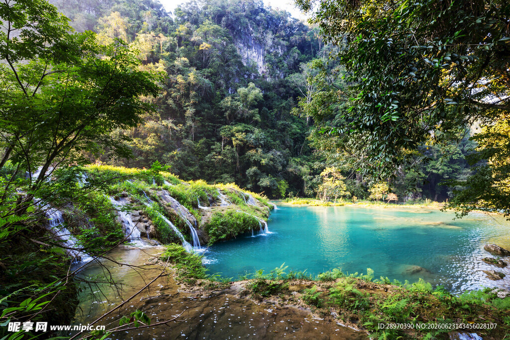 山间碧潭自然瀑布美景