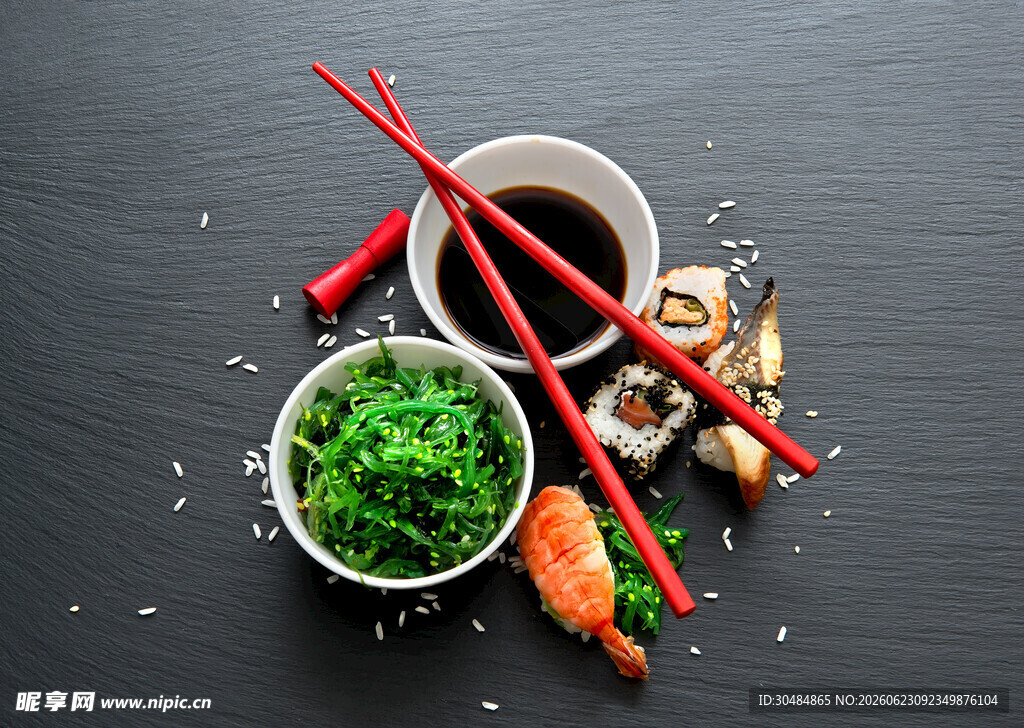 日式寿司食材与调料组合