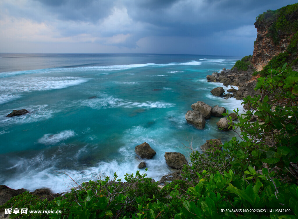海岸边的海浪风景