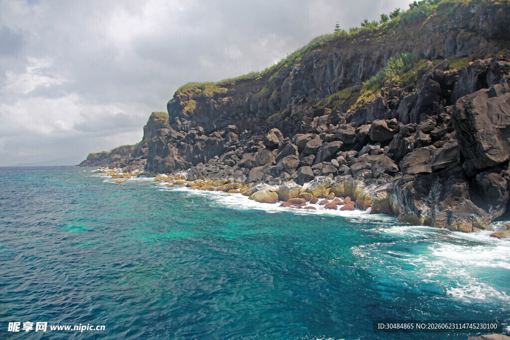海岸边的壮阔蓝色海景