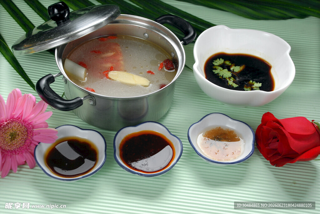 火锅食材与蘸料组合