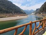 河畔木质栏杆处的山水景