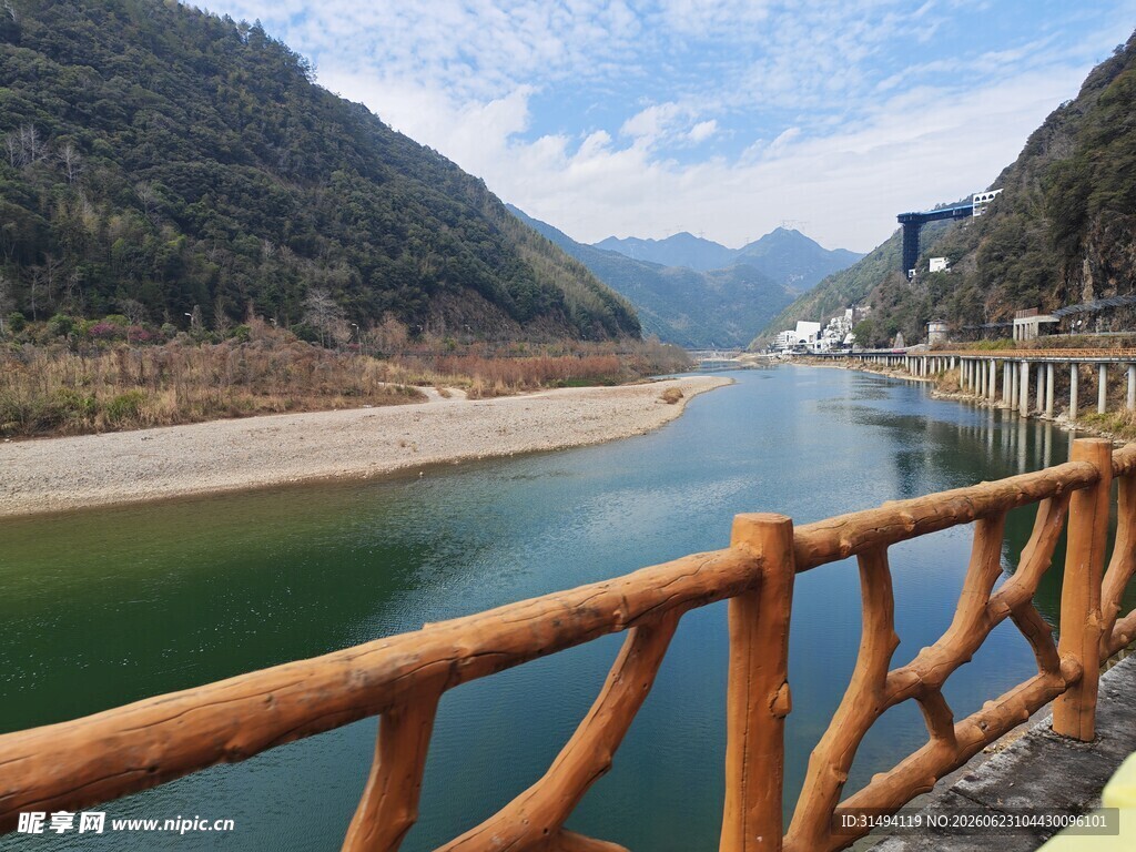 河畔木质栏杆处的山水景
