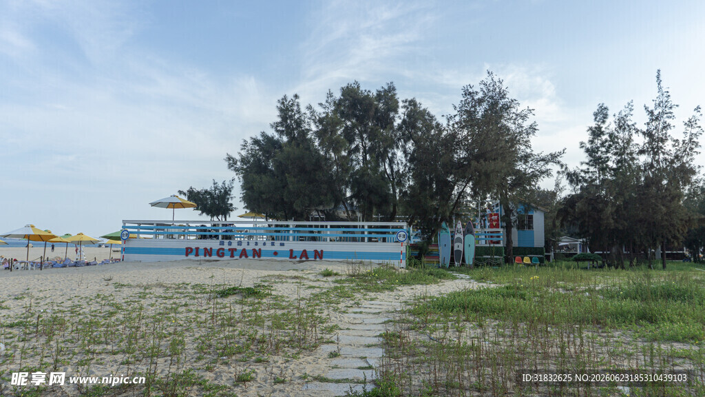 海边蓝屋旁的草地小路