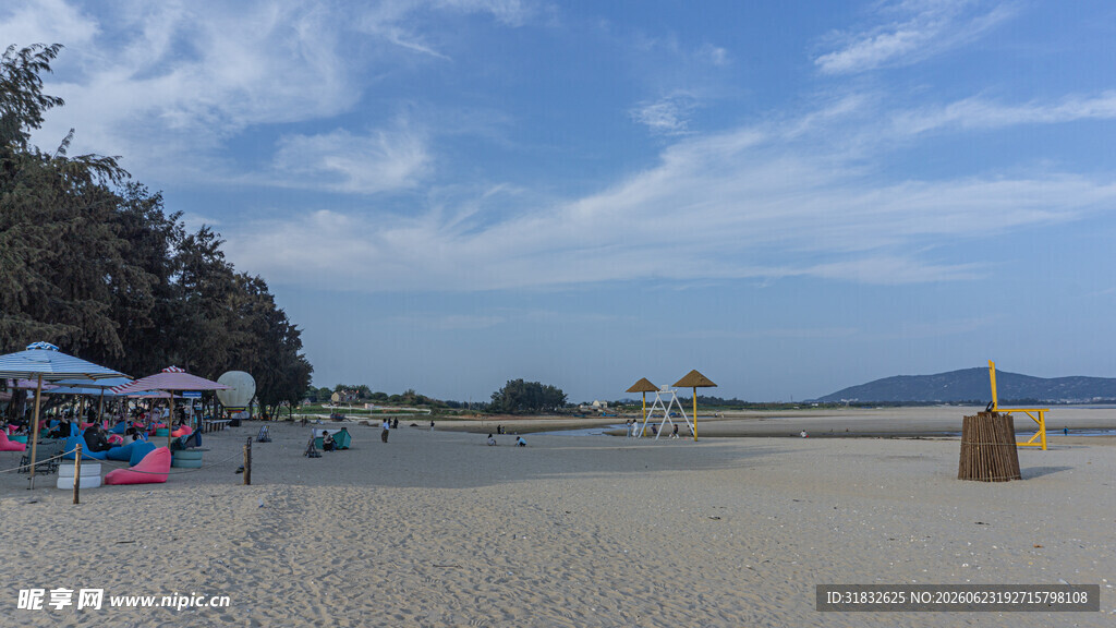 热闹海滩休闲场景