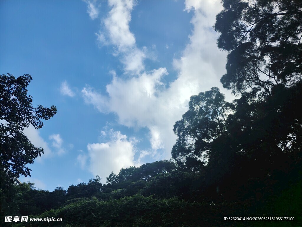 山林间的蓝天白云美景