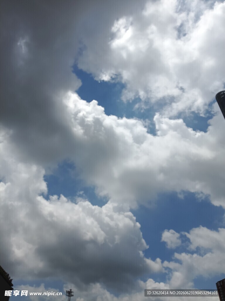 蓝天白云下的天空美景