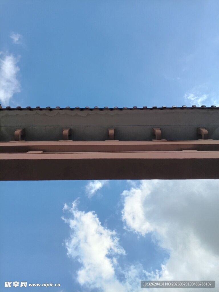 檐下望云