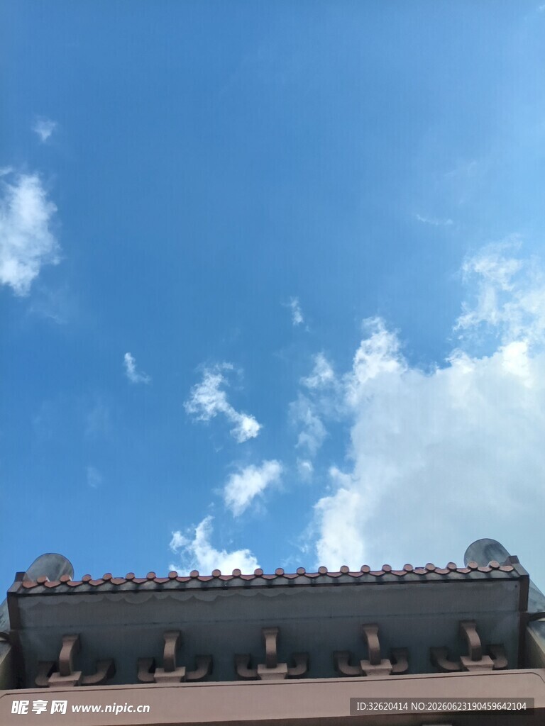 蓝天映衬下的古老建筑