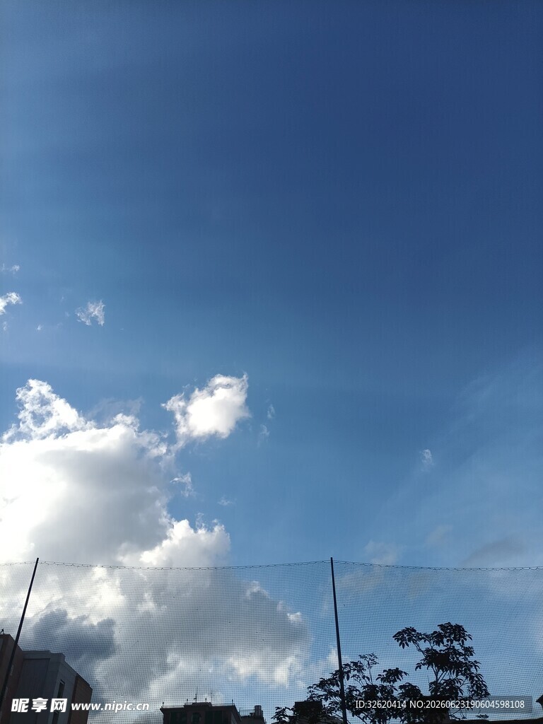晴朗蓝天与飘浮白云