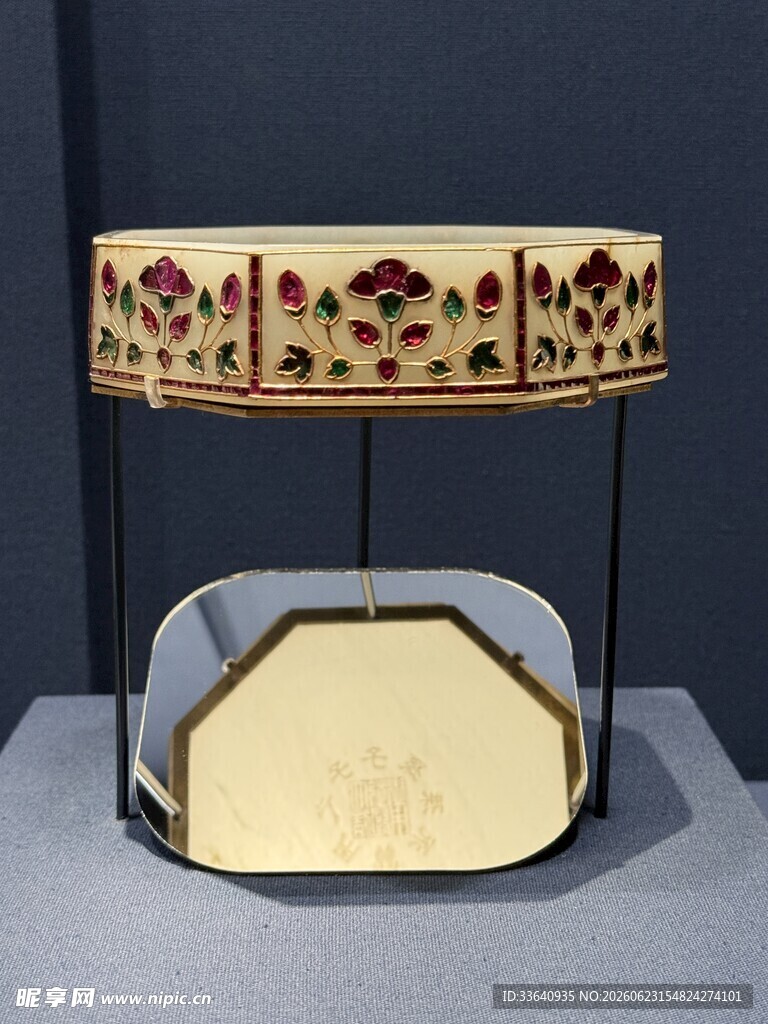 精美花纹装饰的双层器物